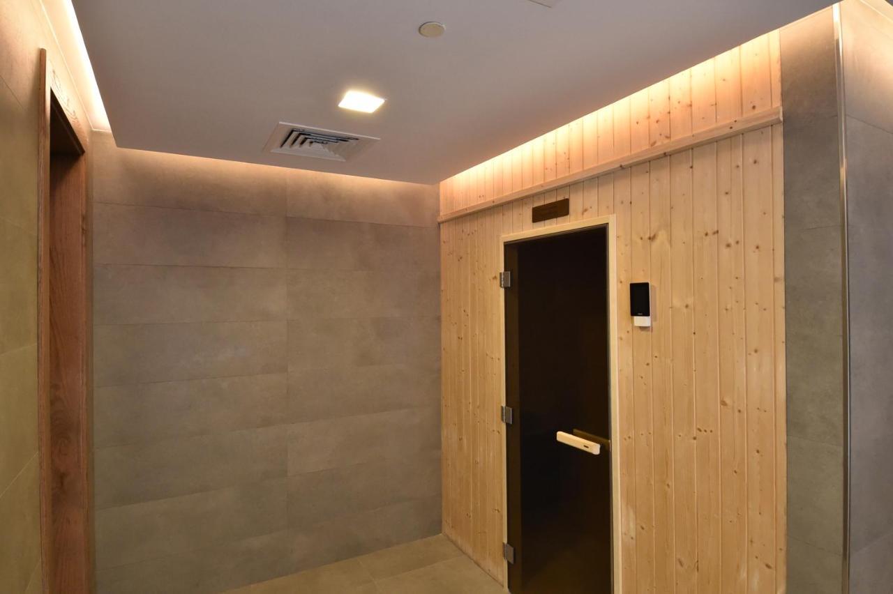 Saray Deluxe Hotel Apartments Abu Dhabi Exterior photo A room at the hotel